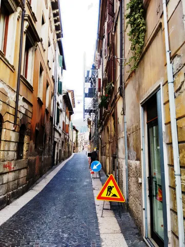 Lavori eseguiti in una storica Via della città di Verona
